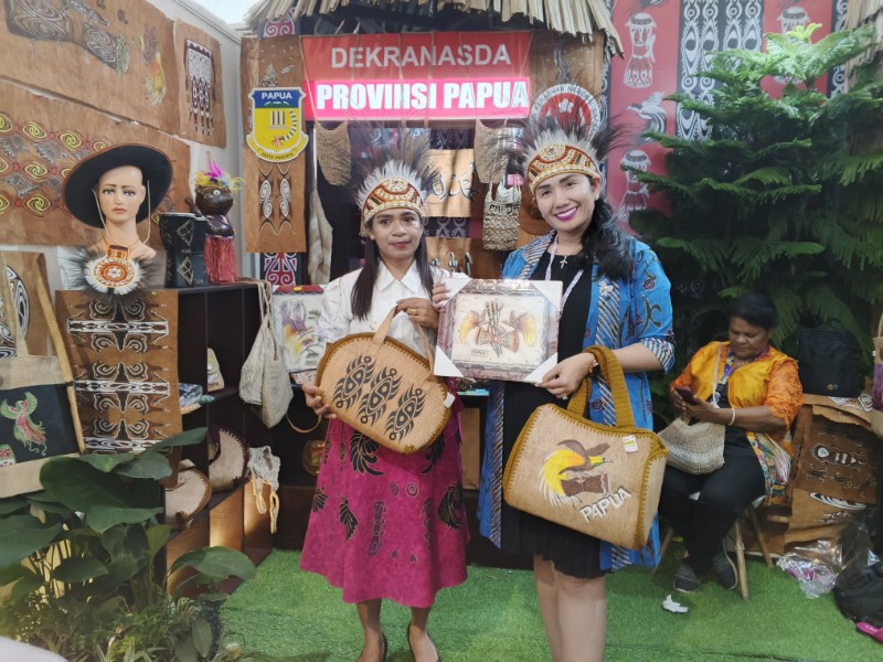 Kerajinan Kulit Kayu dari Papua Laris Manis di Expo HUT ke-45 Dekranas