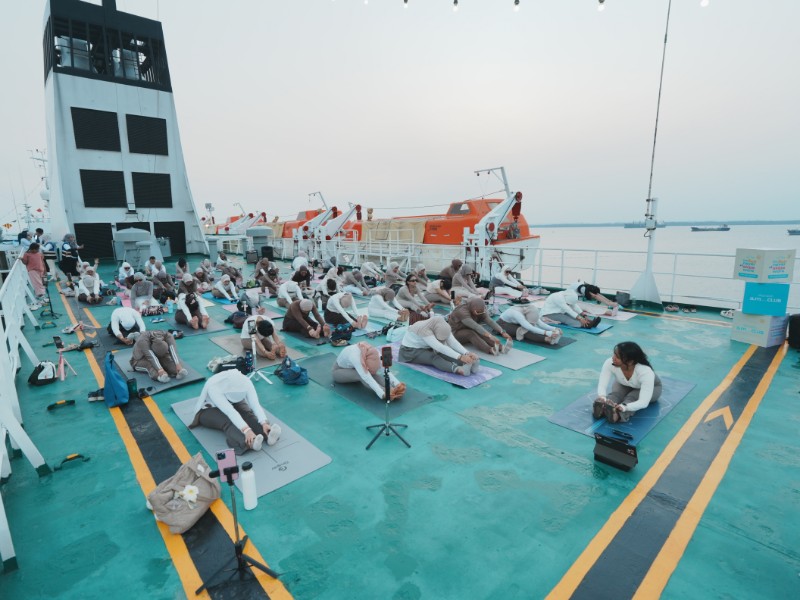 Sea of Flow: Pengalaman Yoga Senja di KM Lambelu oleh PELNI Balikpapan